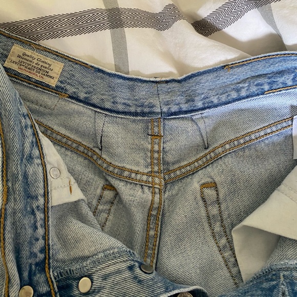 SOLD Levi’s Wedgie Light Wash - Picture 4 of 5